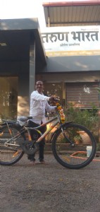 श्री परब यांना दररोज 6 किमी चालण्याचा त्रास आता भोगावा लागणार नाही, कारण भगीरथने त्यांना सायकल दिली.